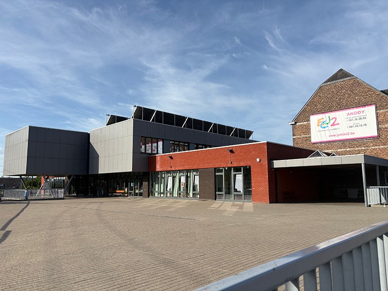 Andoy - Façade et cour de récréation