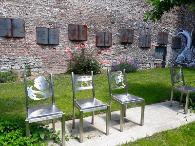  Chaises et Poèmes 