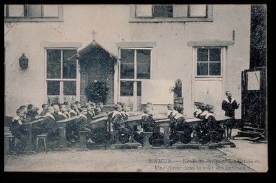  Classe dans la cour des garçons 