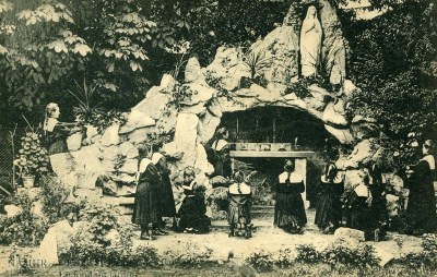  La grotte de Lourdes au fond du jardin. 