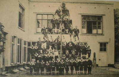 Pyramide de garçons en costume 